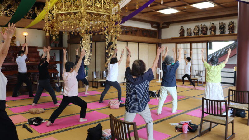 光明塾　屋内講座「お寺でヨガ」